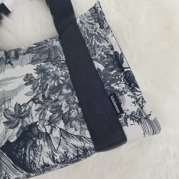 LULULEMON Boxy Mini Tote Toile Turtledove Navy and Obsidian 4.5 L NWT - Picture 6 of 16